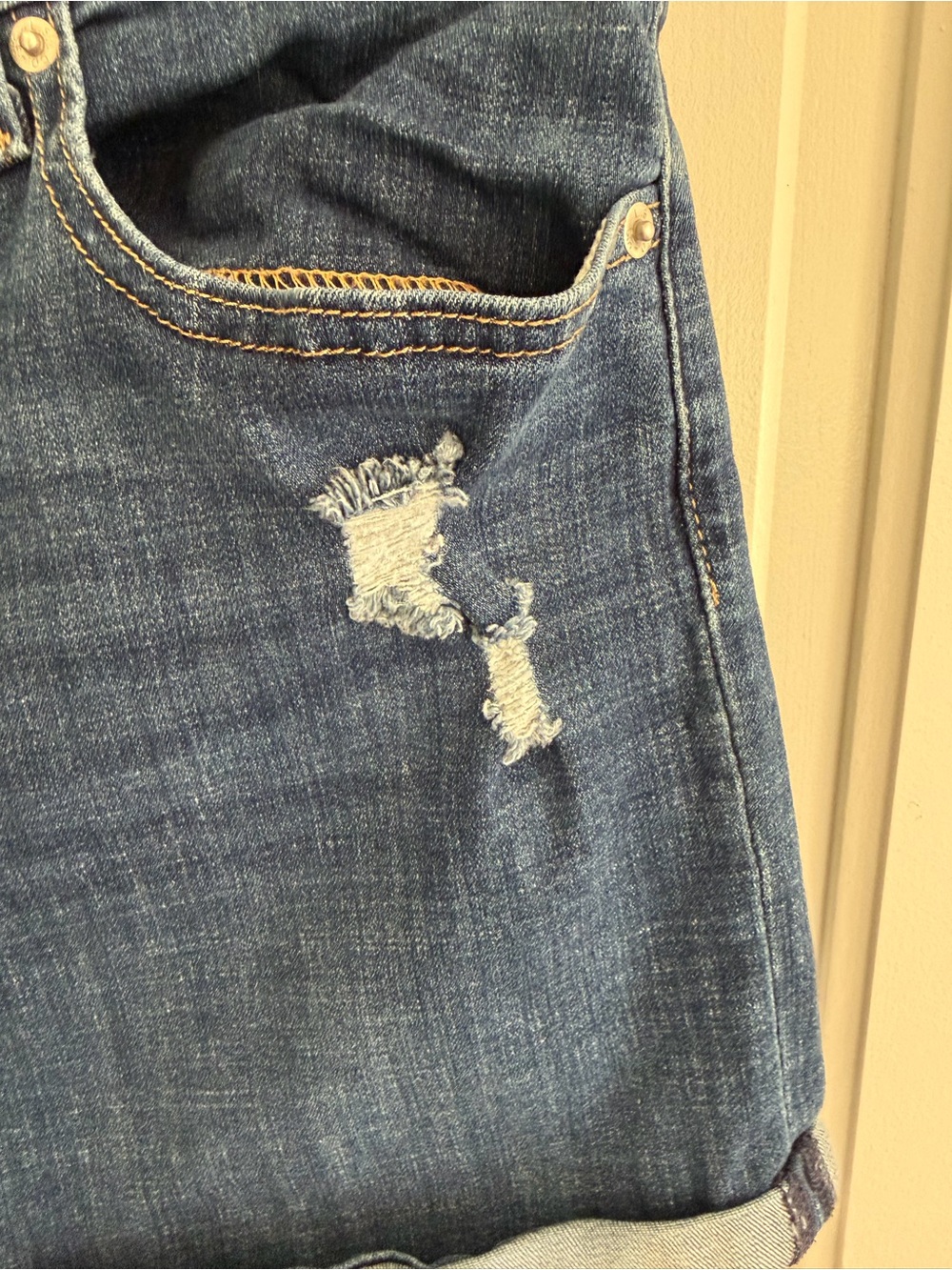 Levi’s Mid Length Distressed Cuffed Denim Shorts Women’s Size 30 - Picture 3 of 6